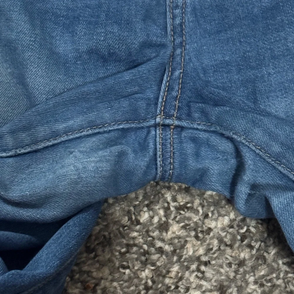 Women's American Eagle Blue Jeans - Picture 3 of 4